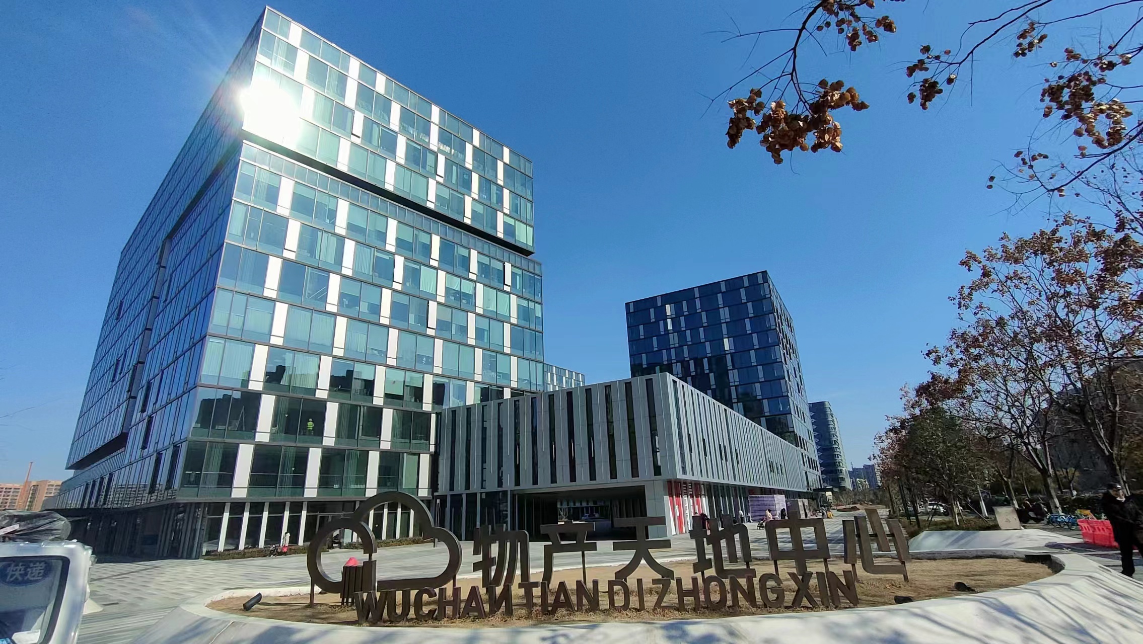 物产天地中心裙楼楼梯拆除楼板封洞工程